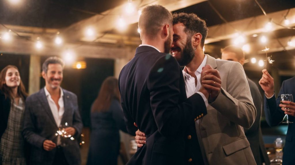 Pareja gay compartiendo un último baile durante su boda